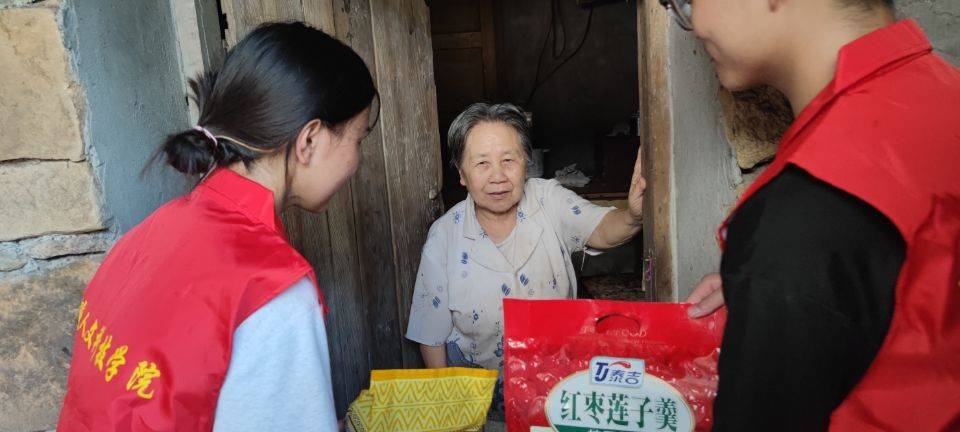 重庆学子三下乡:追寻先辈足迹,感悟革命精神_左绍英