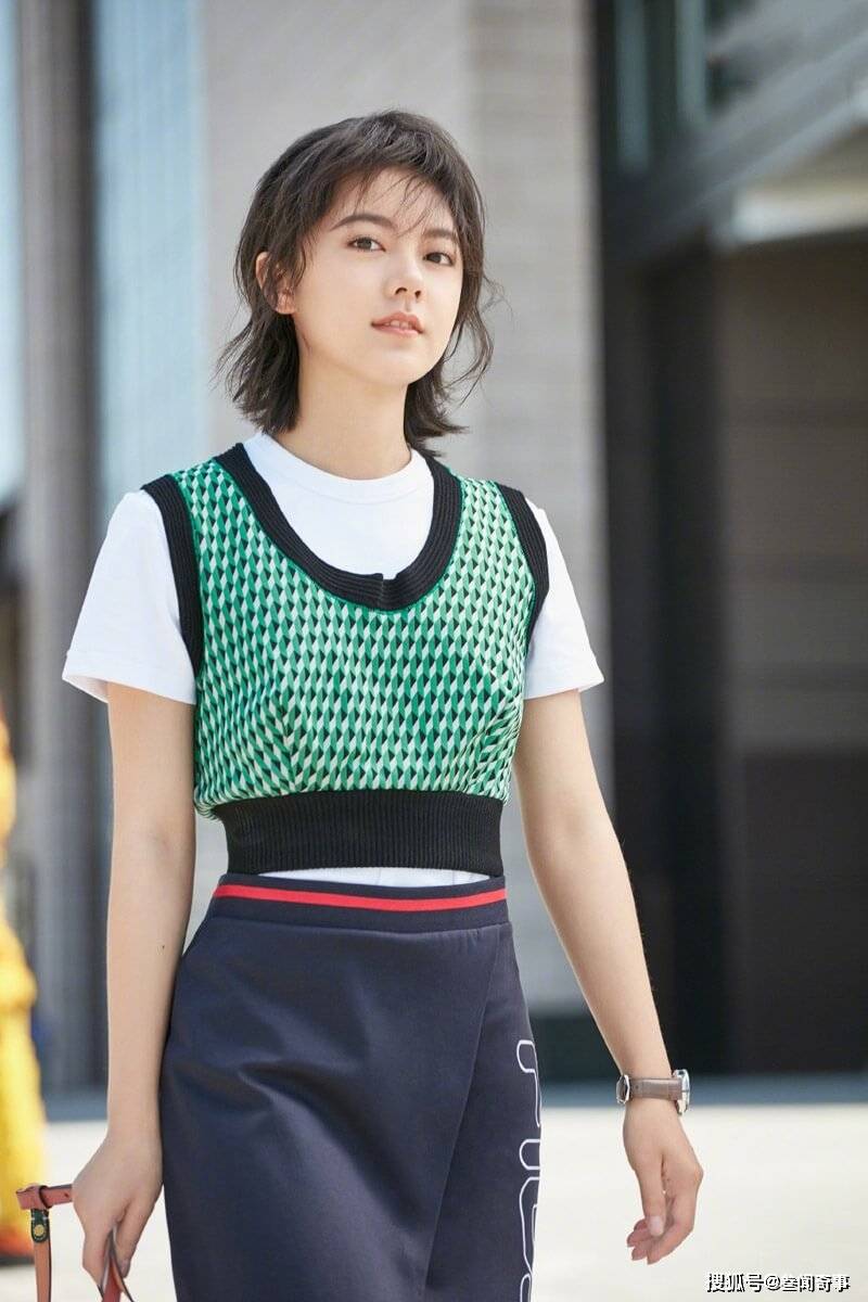 俊俏短发少女赵今麦春日时尚街拍图片