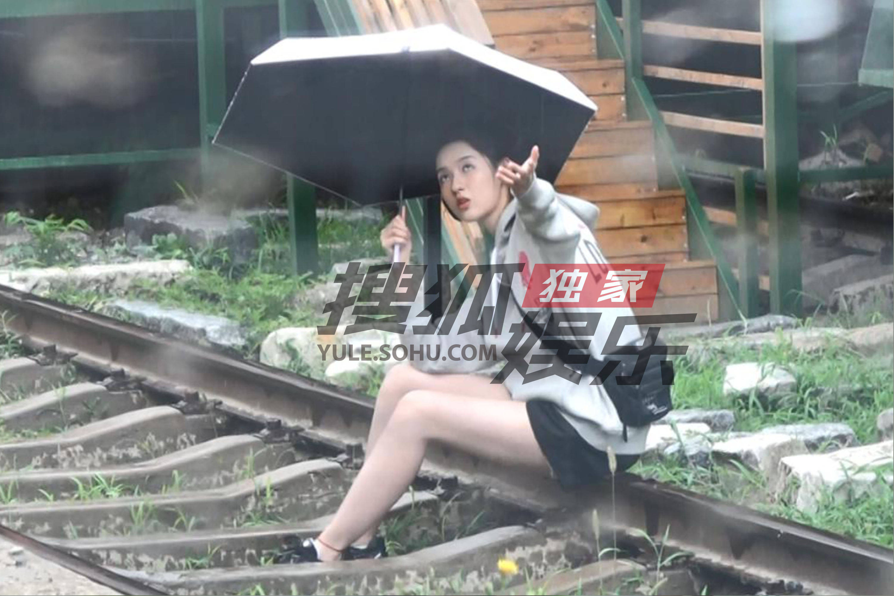 独家:王玉雯雨天户外拍照!杨玏绯闻女友笑容甜美