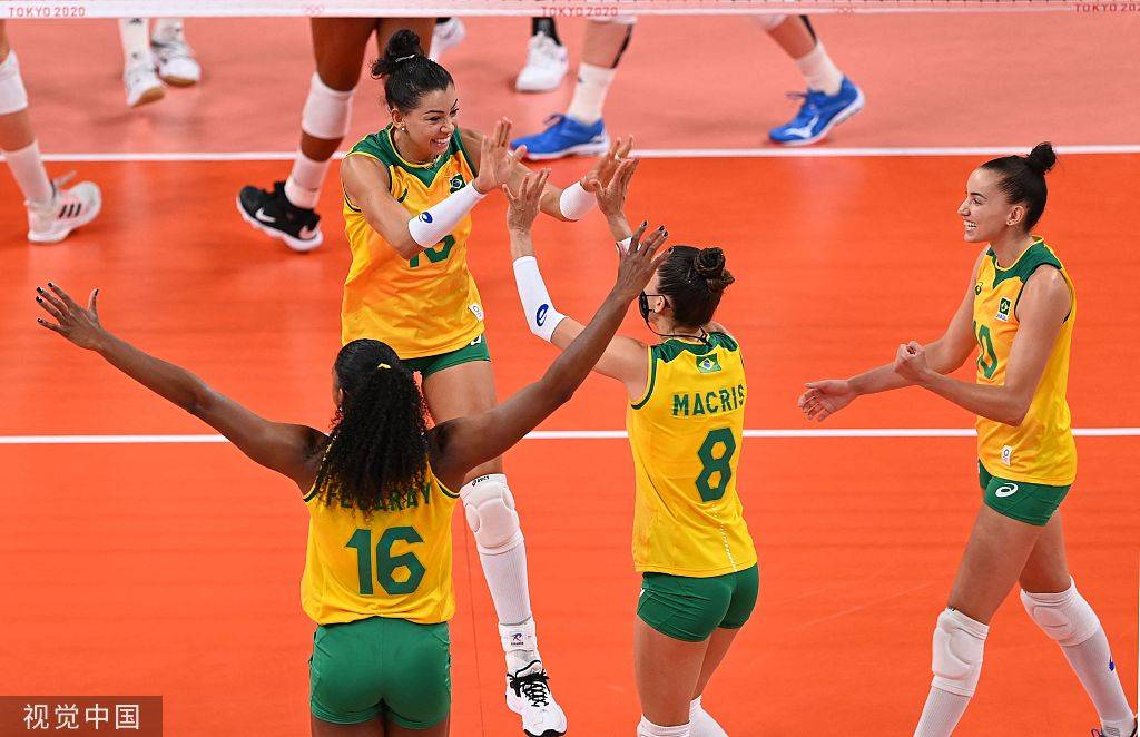 高清图:女排决赛美国队暴力扣杀 巴西众将封堵