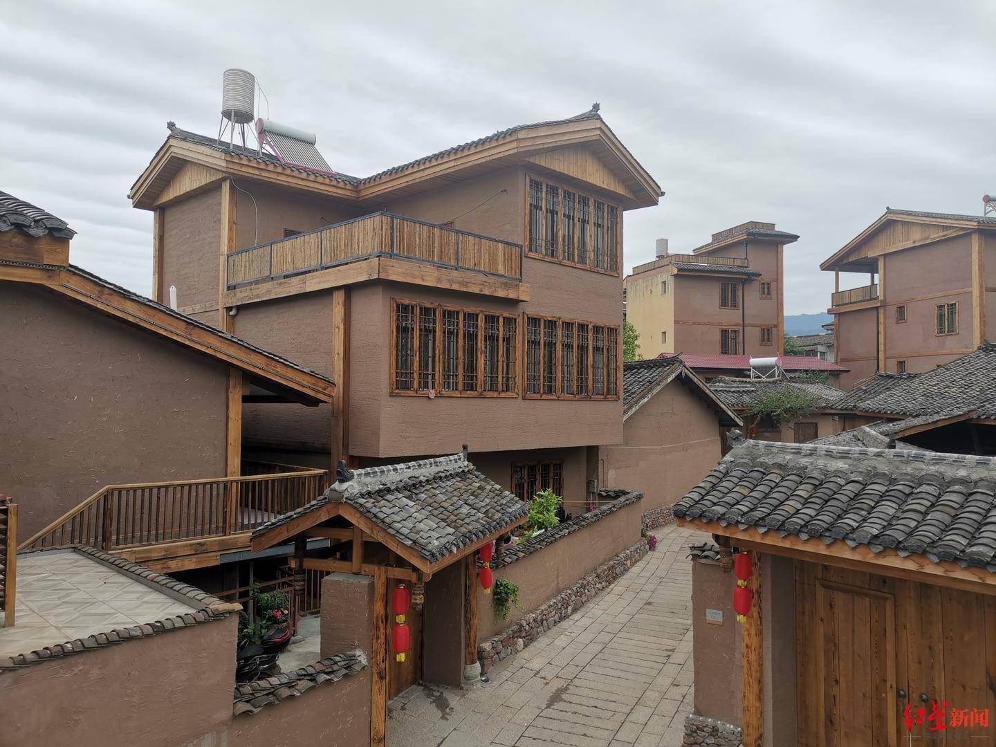 现代夯土工艺-古村落现代夯土墙民宿图片分享