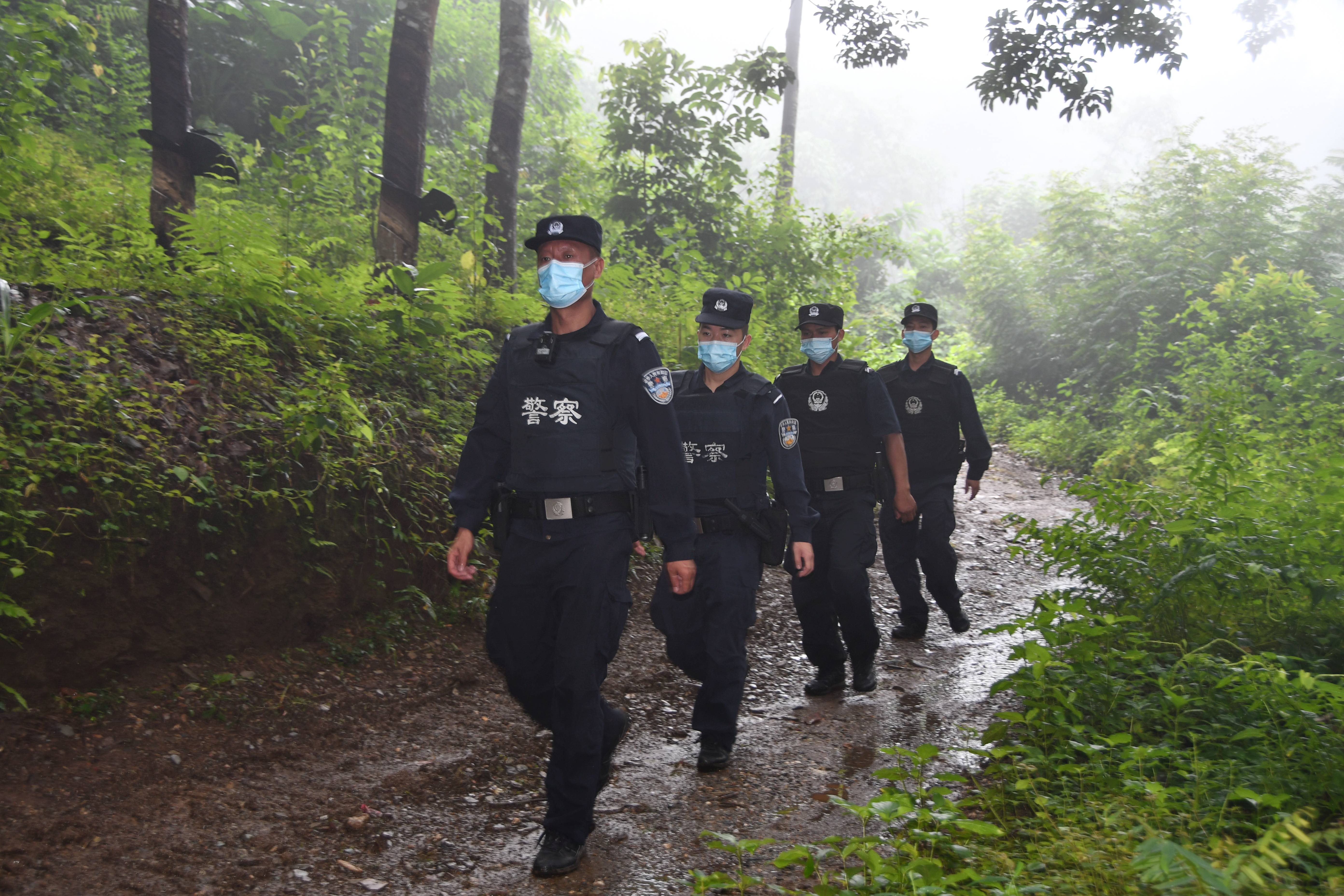 图为杜锋带领民辅警开展边境巡逻杜锋工作的富岩边境派出所位于云南