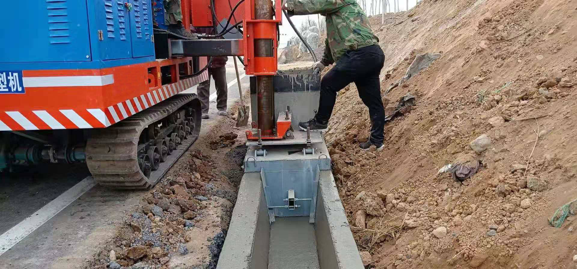 履带式排水沟滑模机械在公路现场浇筑混凝土水沟