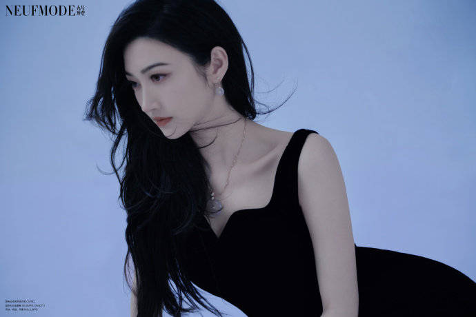 1/ 11 搜狐娱乐讯 9月9日,景甜的一组杂志的封面及内页大片曝光,气质