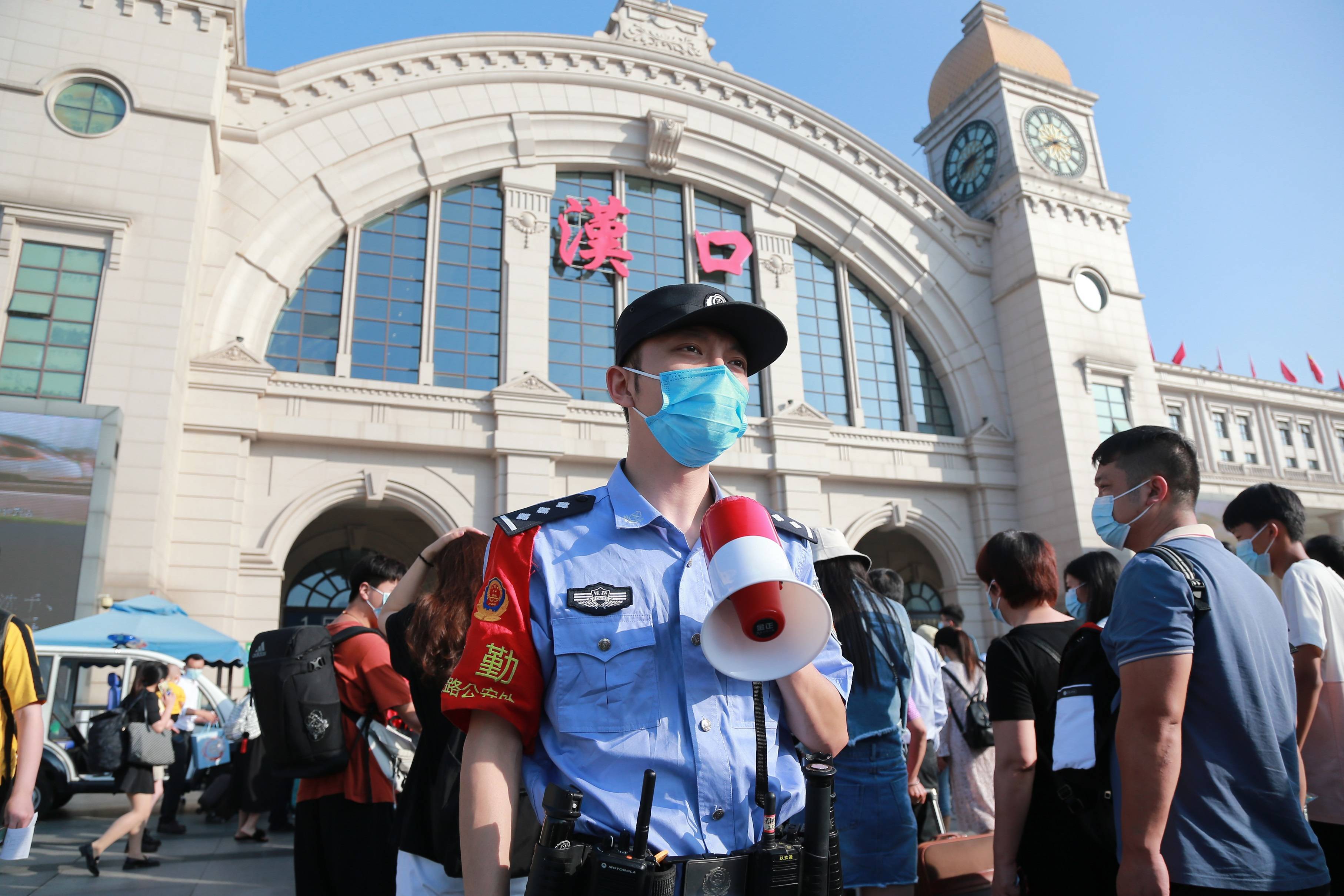 2021年10月1日,湖北省武汉市,武汉铁路公安处民警在汉口火车站站前