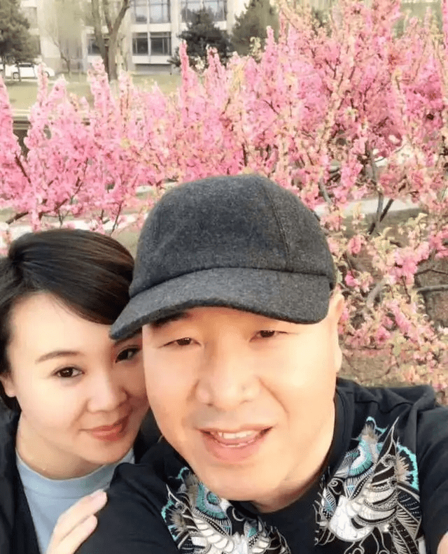 原创51岁王小利近照,隐瞒了20年的老婆,原来是谢广坤女儿