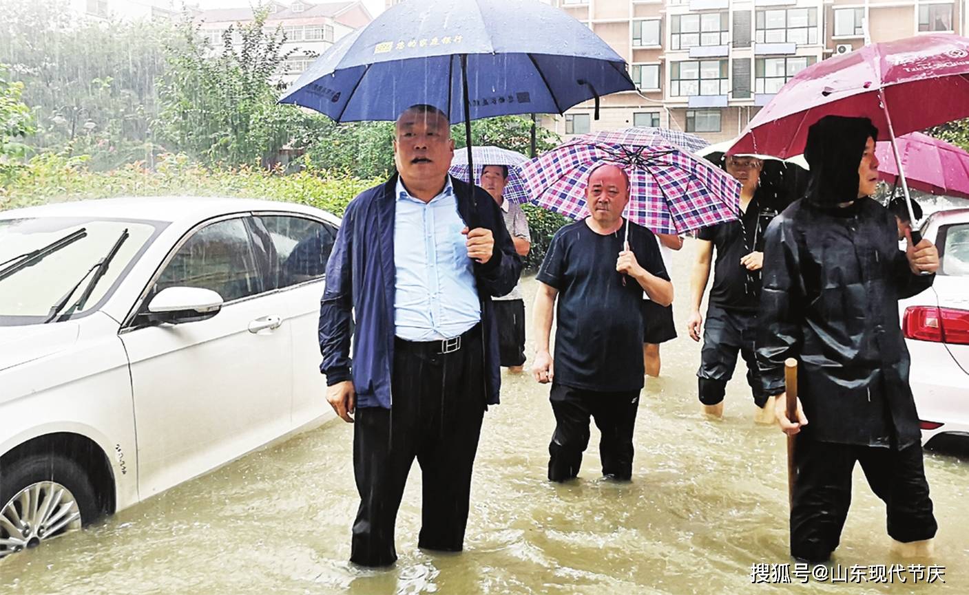南村社区党委书记,居委会主任李凤德在暴风雨中为群众排忧解难