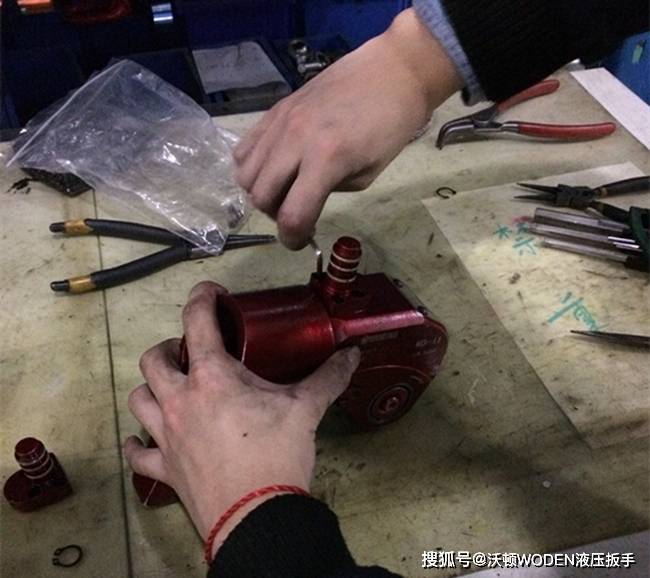 沃顿技术员售后维修情景大家进行以上步骤的操作后,发现液压扳手能够