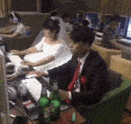 原创搞笑gif趣图有个胖子去洗桑拿遇到一位手艺很好的按摩师傅