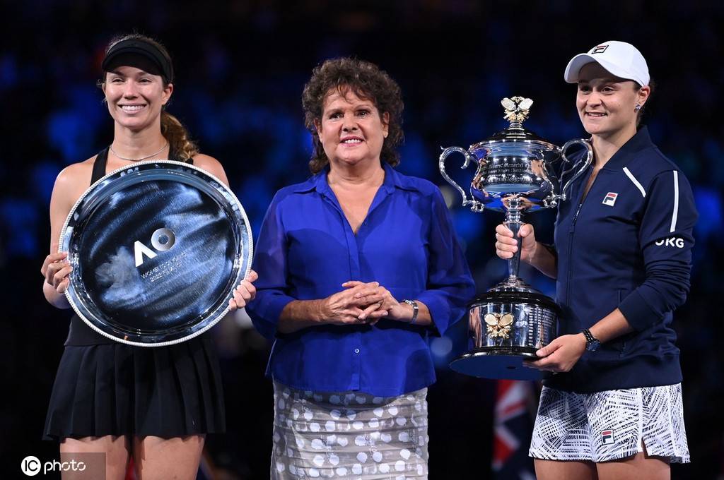 高清澳网女单巴蒂夺44年来本土首冠微笑捧杯庆祝