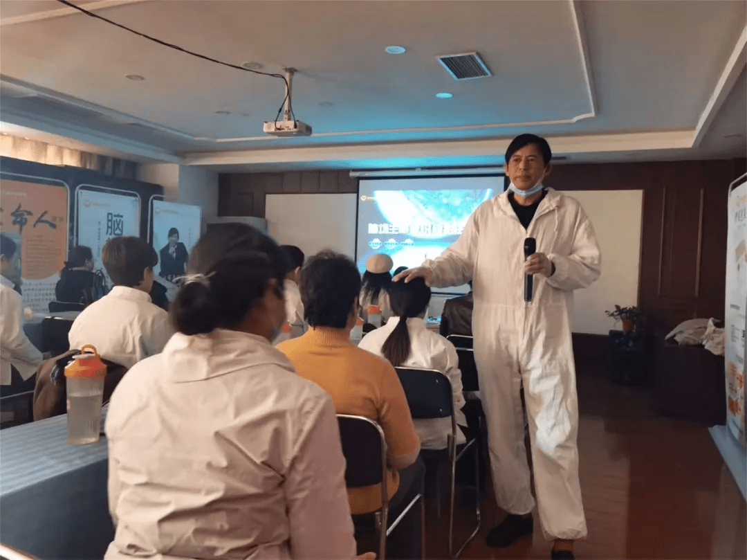 相信有了解过正宗脑场的都知道,脑场的发明人王乐娃