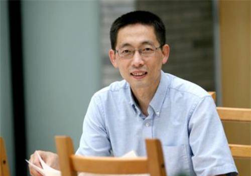 施一公说,我可以回国当个老师,教书育人,如果不行