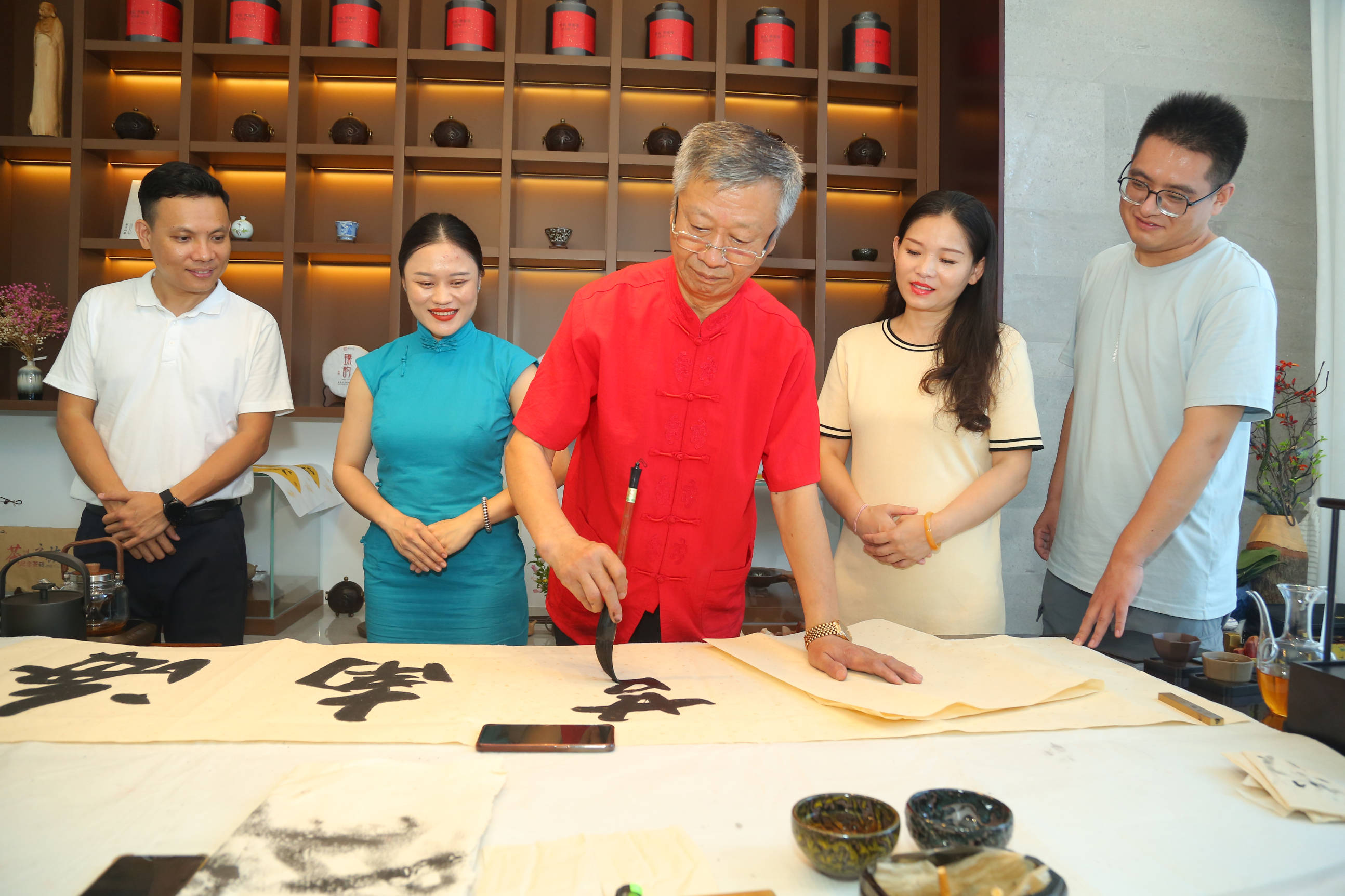 海南书画艺术网副主席兼秘书长,三亚君和君泰美术馆馆长沙兆远,海南