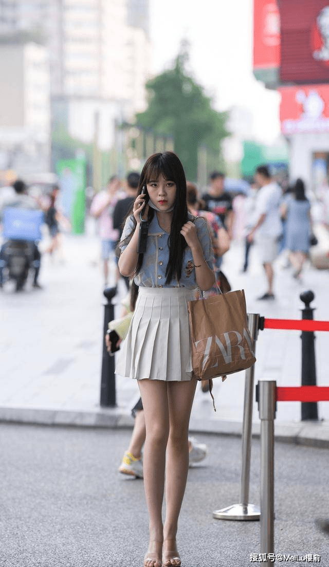 原创
            减龄单品百褶裙,清凉舒适又有长腿效果,吸引了无数的目光 原创
            减龄单品百褶裙,清凉舒适又有长腿效果,吸引了无数的目光