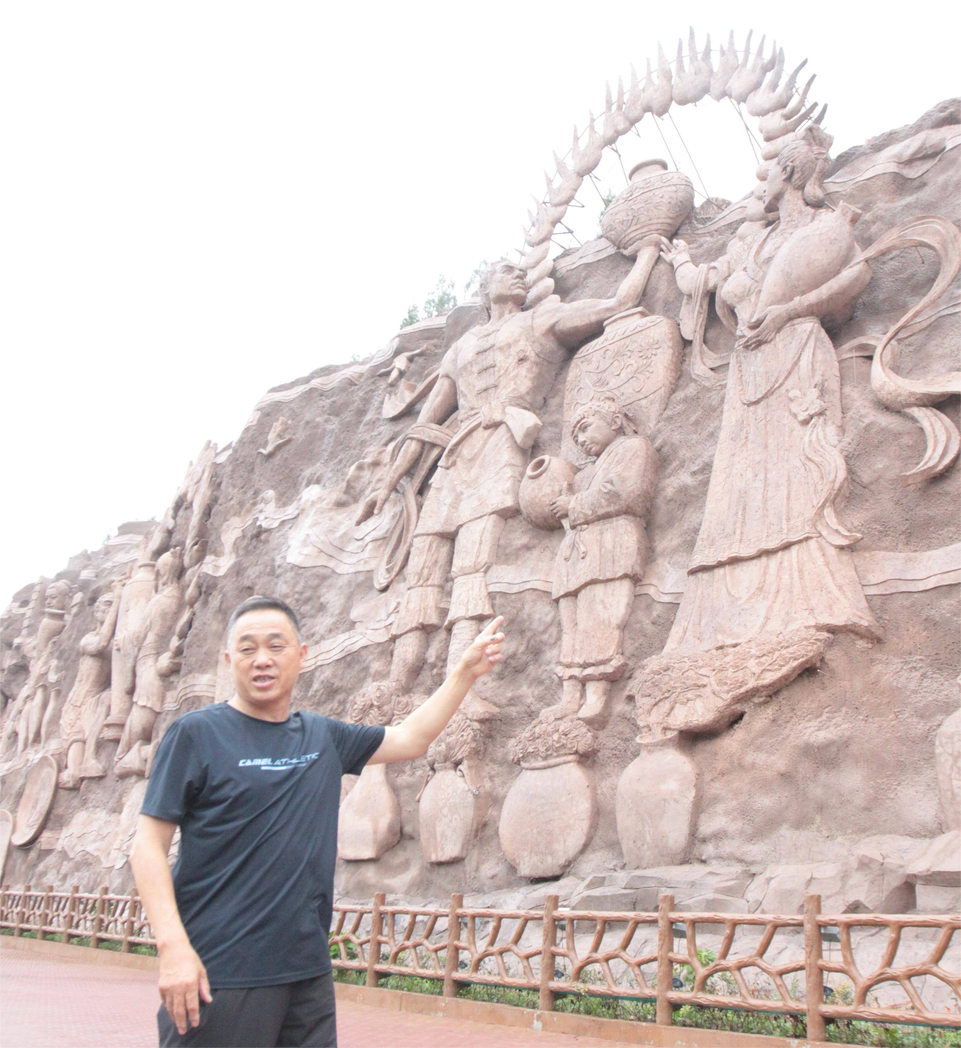 博鱼中国雨中观赏中国非遗瓷都巨型岩雕群穿越千年震撼不已 摄影纪实之四(图1)