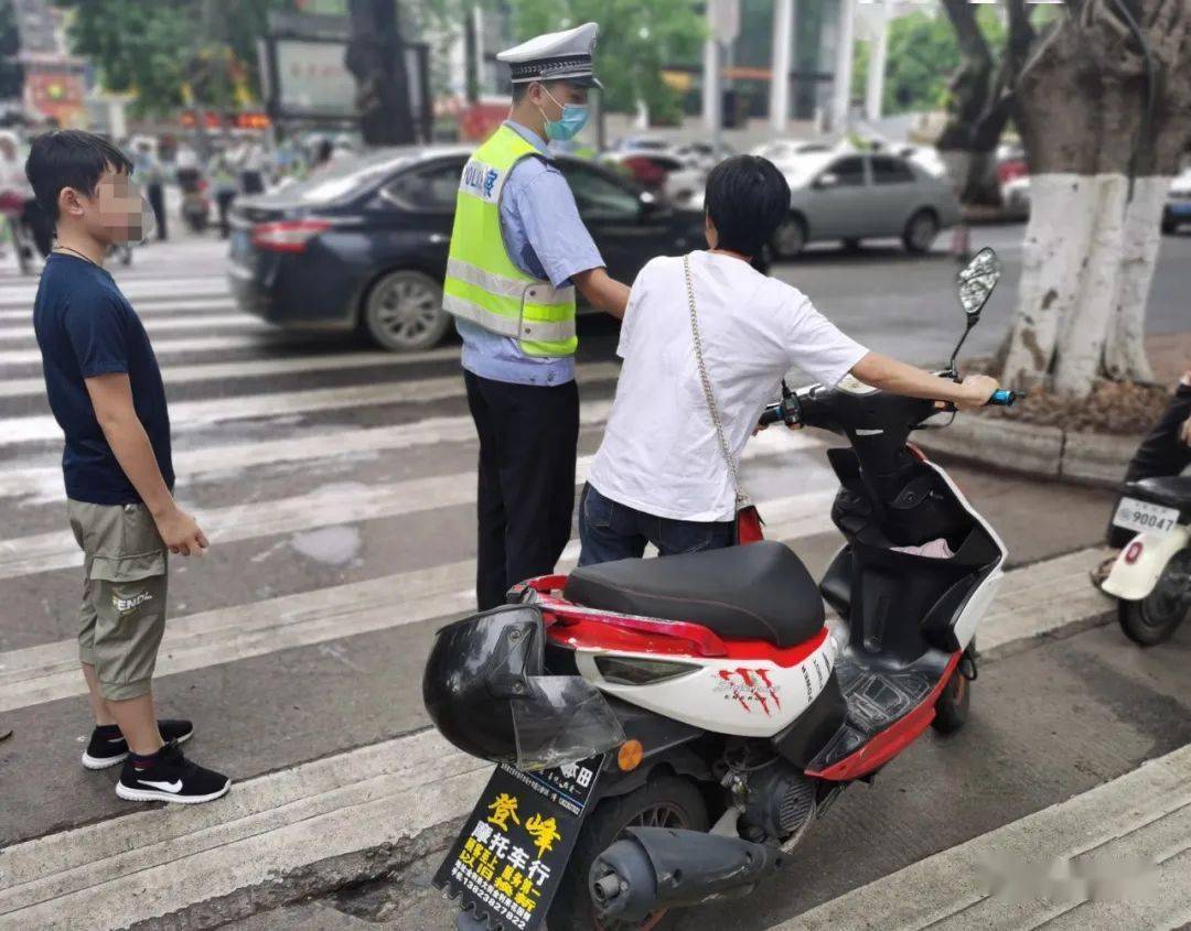 头盔怎么放在摩托车上 42fb661d96d5426c93c8f0a1df4b42b2.jpeg