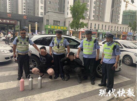 张晓培|两男子开保时捷时吸食“笑气”，被抓时还笑个不停
