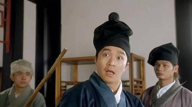 《唐伯虎点秋香》里,周星驰对对子口吐莲花,为秋香也是豁上了