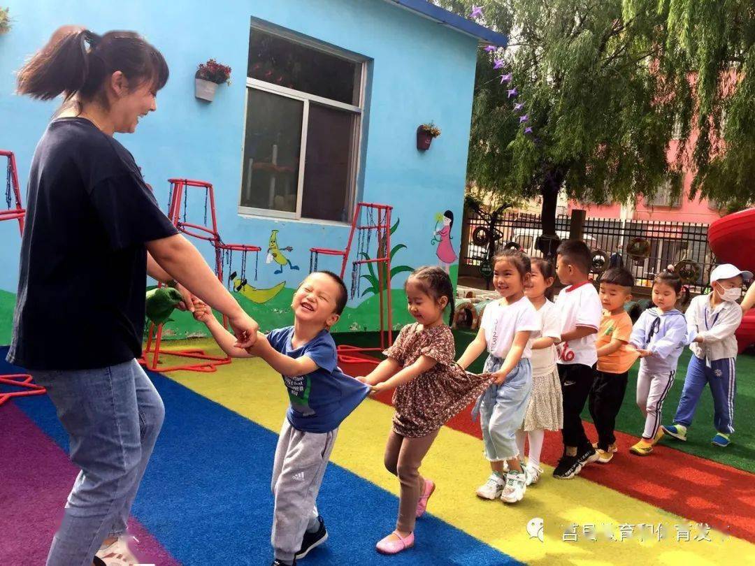 县第一实验小学幼儿园孩子高兴地与老师做游戏