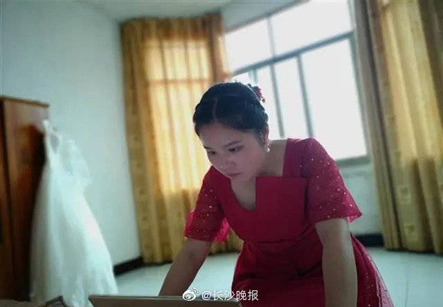 网课结束时，湖南90后女老师电脑里传来鞭炮声…学生乐了：免个作业？