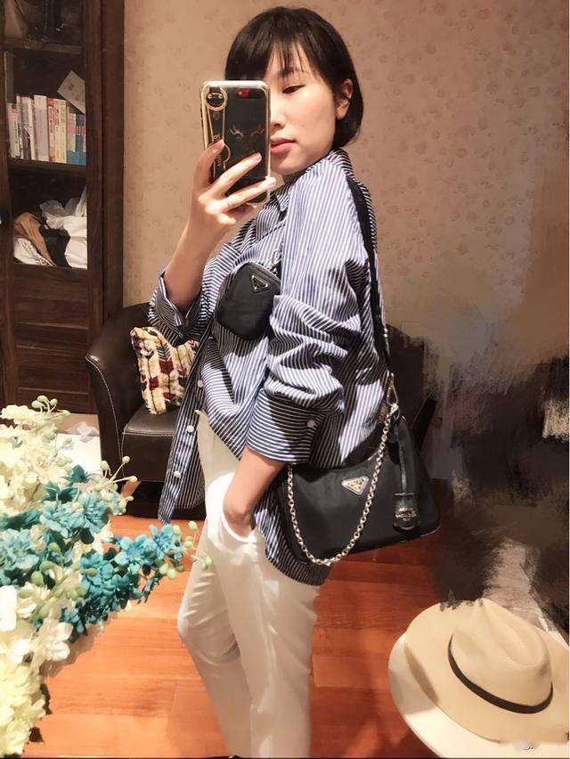 被小姐姐几身酷酷的look的飒到了,这款prada三合一包太百搭