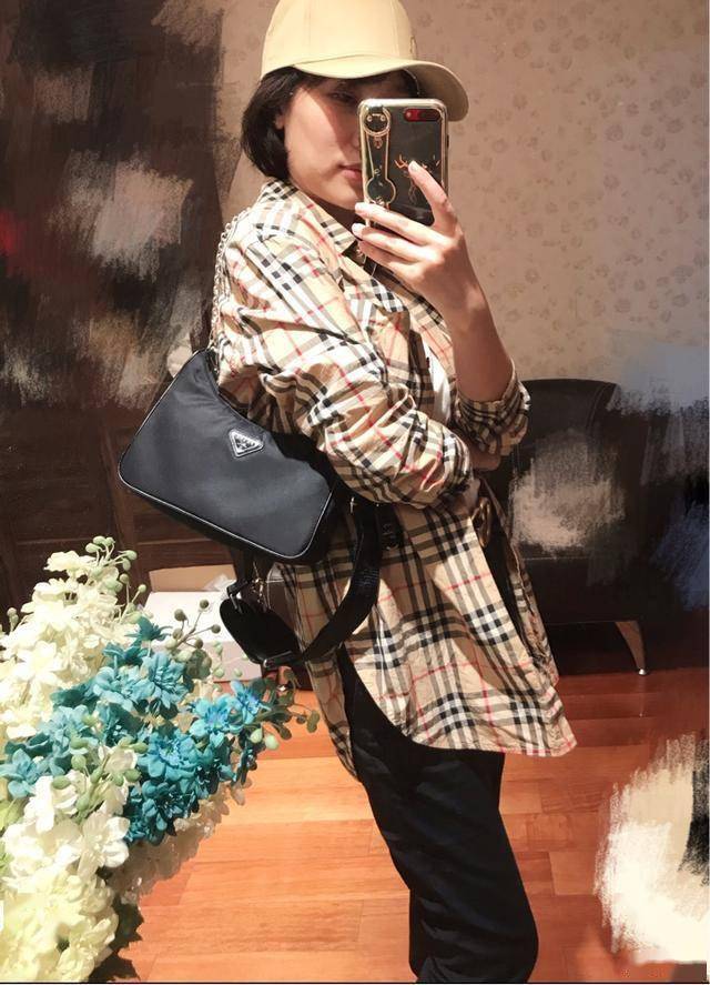 被小姐姐几身酷酷的look的飒到了,这款prada三合一包太百搭