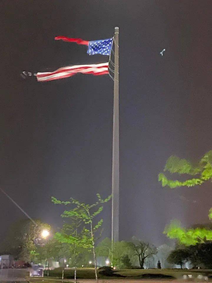 全世界最大的美国国旗遭遇雷击,被劈成两半
