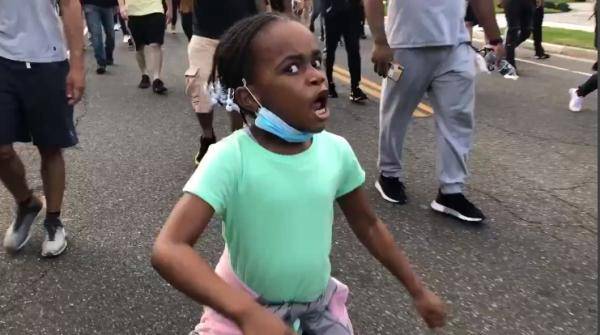 女孩|真不希望看到这种画面！7岁黑人女孩参加抗议，面部“凶狠”高喊口号！