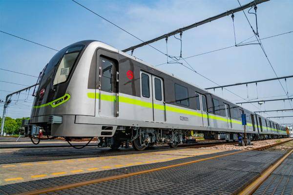 上海地铁新列车抵达 2号线列车总数达到100列整