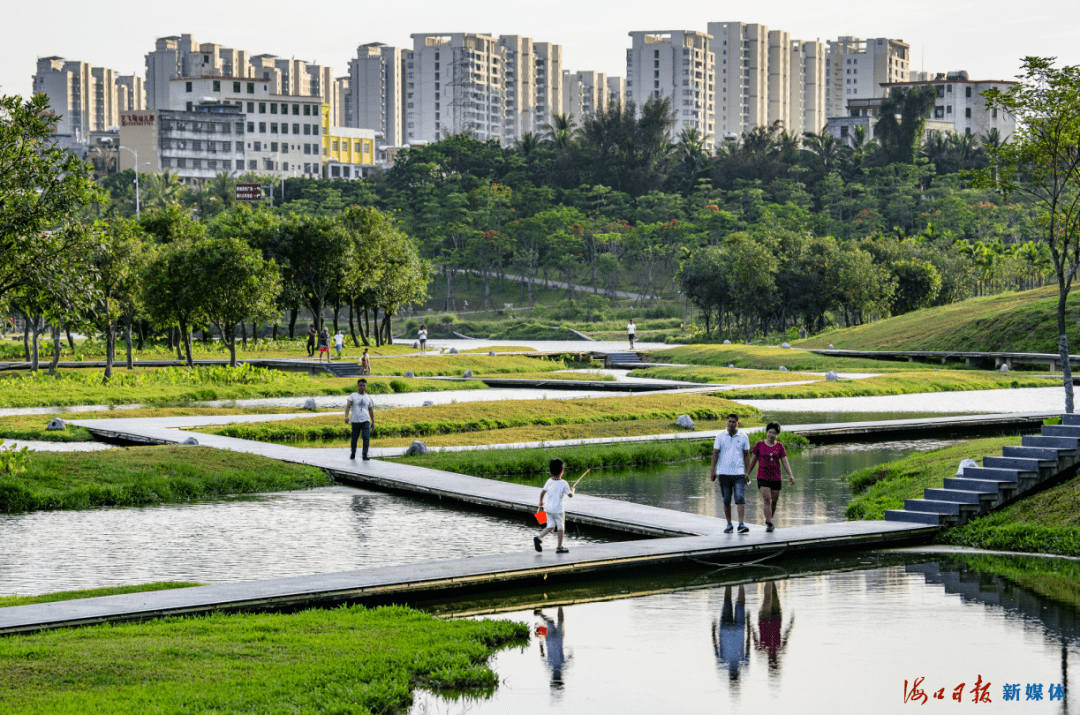 市民游客在美舍河凤翔湿地公园的亲水栈道上悠闲漫步.