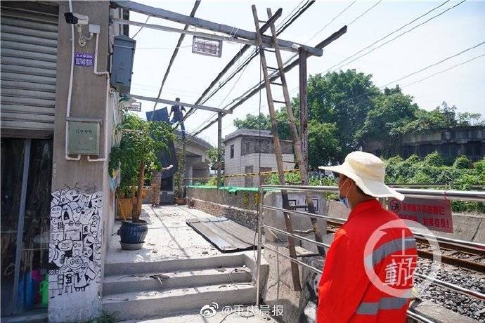 边吃火锅边看火车的重庆网红火锅店 外场拆了！