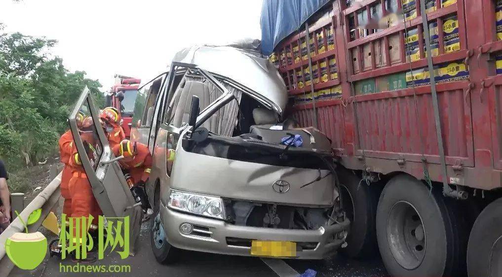 海南环岛高速突发车祸!中巴追尾大货车,3人重伤!_手机搜狐网