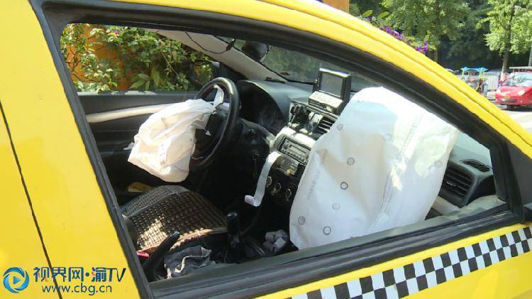 出租车径直撞上轨道柱 巨大撞击声把周边人都吓