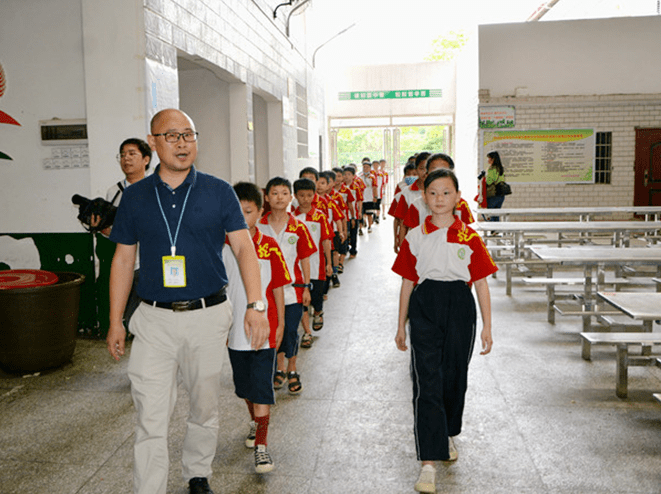 京剑学校学生在老师的带领下排队,错峰就餐