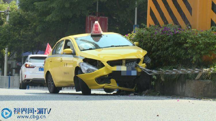 出租车径直撞上轨道柱 巨大撞击声把周边人都吓