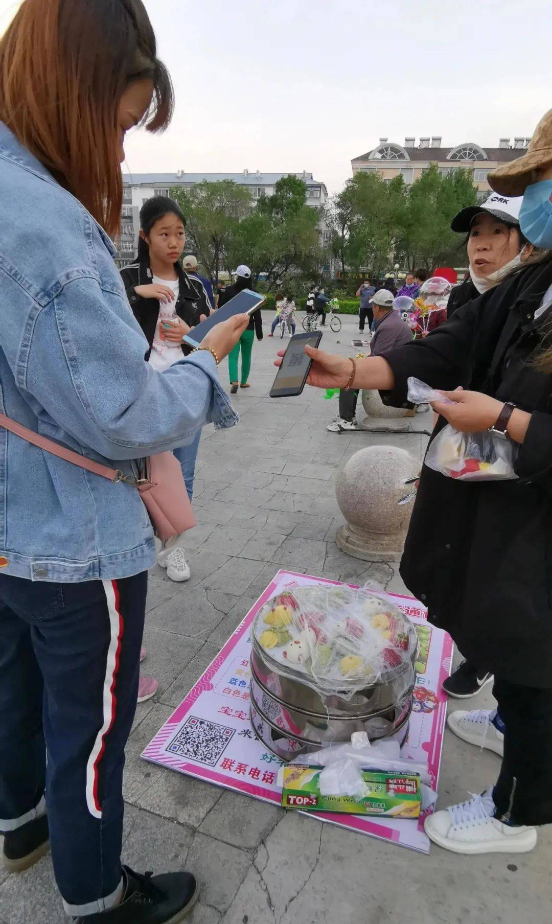 牙克石两位女士把面食做成卡通包摆地摊售卖活灵活现引围观