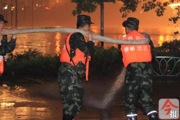 军民|“超警”洪峰过后，柳江河水位下降，军民挑灯奋战忙清淤