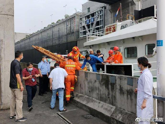 湖北|三峡五级船闸上的紧急救援