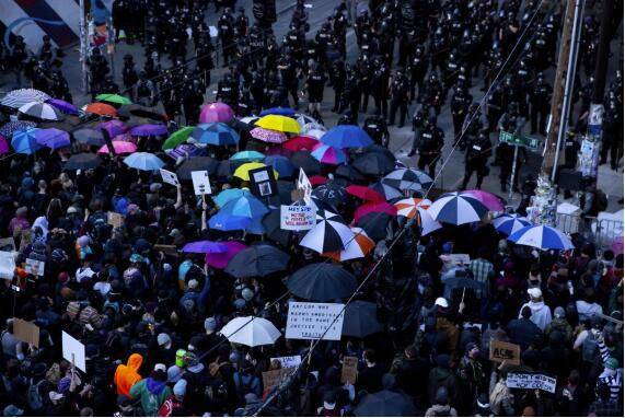 警民|西雅图抗议活动爆警民冲突 警方用闪光弹驱散人群