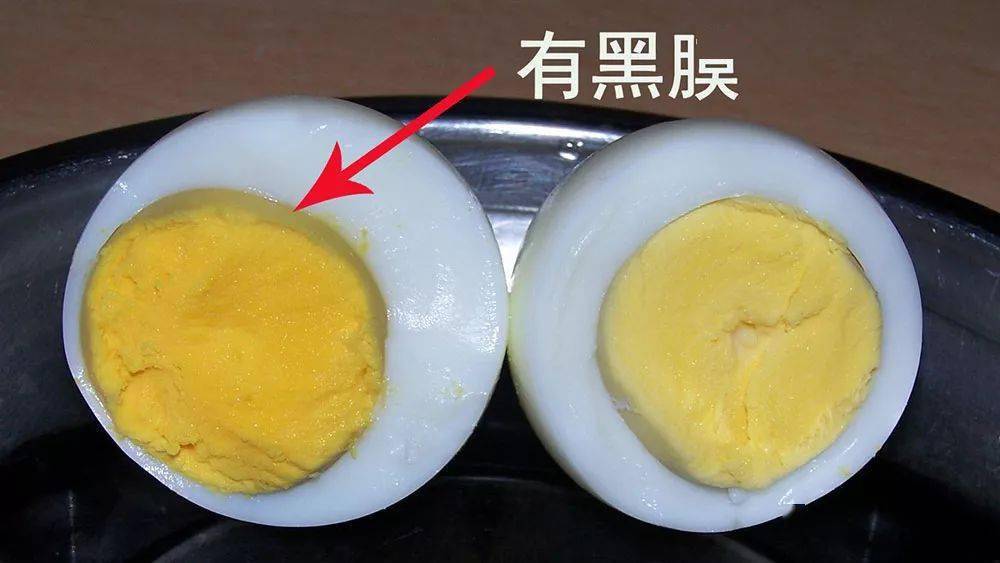 鸡蛋在沸水中煮超过10分钟,鸡蛋内部就会发生一系列的化学变化,很难