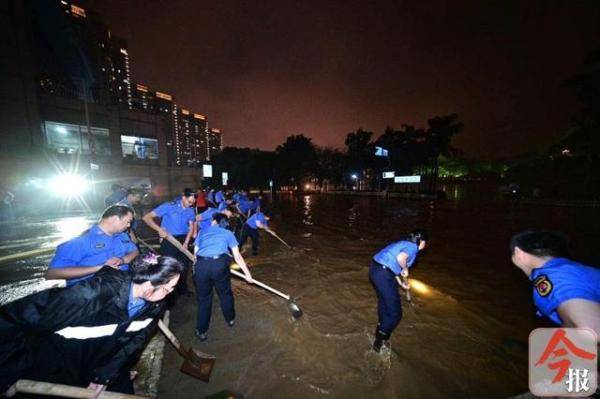 军民|“超警”洪峰过后，柳江河水位下降，军民挑灯奋战忙清淤