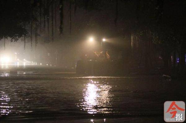 军民|“超警”洪峰过后，柳江河水位下降，军民挑灯奋战忙清淤