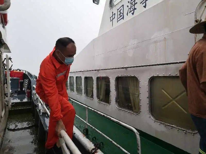 船舶|紧急！狂风雨中广州海事在南沙水域救起一落水渔民