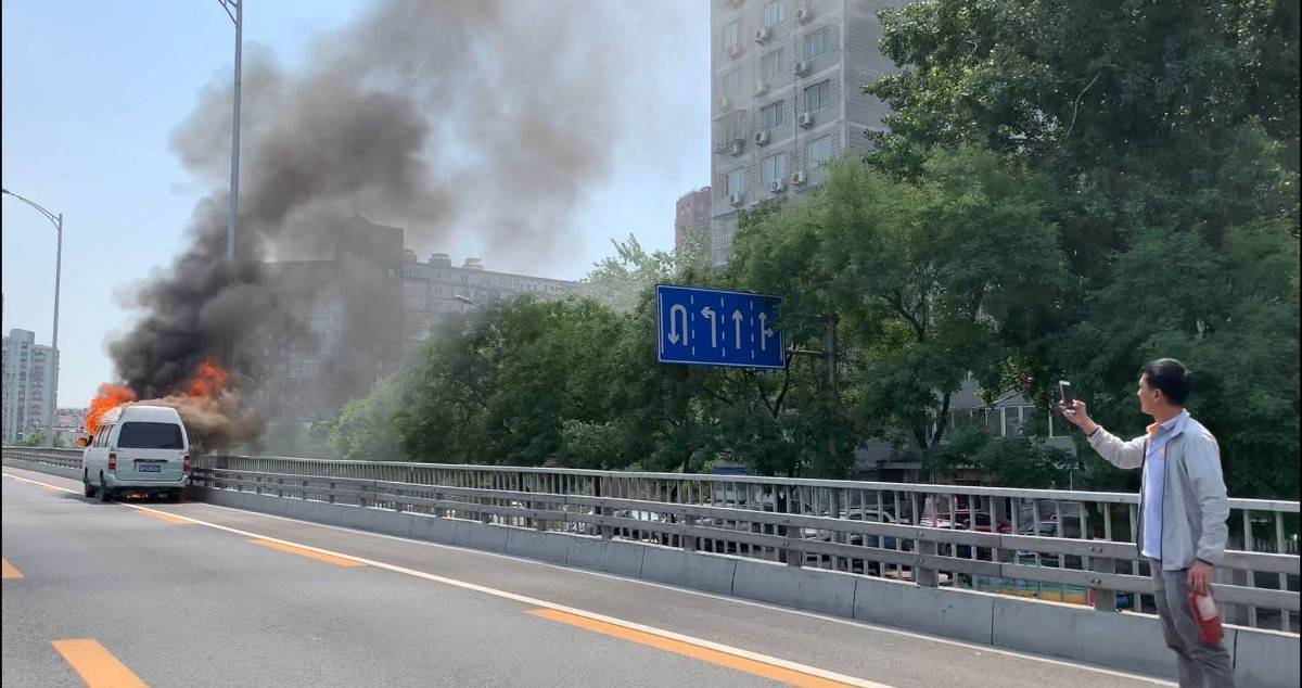 中路|北京南三环中路洋桥附近一辆金杯车起火