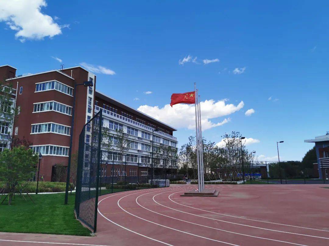 地点:清华大学附属中学昌平学校悦府校区小学部门口.