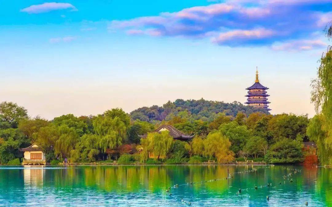 西湖,是中国大陆首批国家重点风景名胜区和中国十大风景名胜之一.