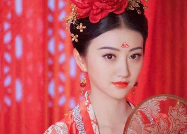小姐成了嫔妃陪嫁丫鬟则当上了皇后她是怎么做到的
