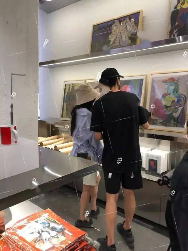 并且还晒出了一张魏大勋和一位女生一起逛街的背影照片.