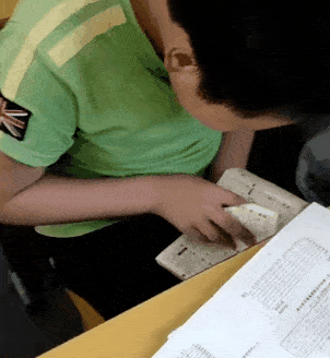 新闻983 | 考试现场小学生偷翻东西.老师走近一看差点笑翻!