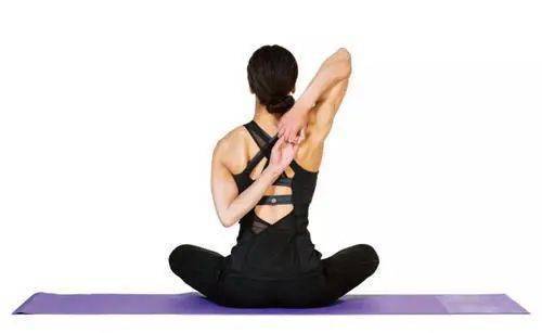 4个初级瑜伽动作,可以静心,释压,瘦手臂